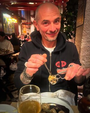 Debi Mazar Instagram - PARIS for 48 hours!🇫🇷💃🏻🕺🏻
Romantic getaway finally!
Thankyou to my wonderful hosts @ny18spm @randyflorke !!!
Flea Market,French Food,walking hand in hand,Dinner with new friends & old! Holiday lights ..magnifique!💃🏻🕺🏻🇫🇷💯❤️