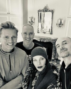 Debi Mazar Instagram - PARIS for 48 hours!🇫🇷💃🏻🕺🏻
Romantic getaway finally!
Thankyou to my wonderful hosts @ny18spm @randyflorke !!!
Flea Market,French Food,walking hand in hand,Dinner with new friends & old! Holiday lights ..magnifique!💃🏻🕺🏻🇫🇷💯❤️
