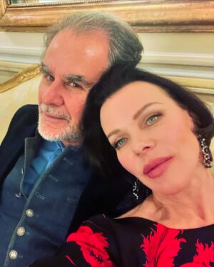 Debi Mazar Instagram - PARIS for 48 hours!🇫🇷💃🏻🕺🏻
Romantic getaway finally!
Thankyou to my wonderful hosts @ny18spm @randyflorke !!!
Flea Market,French Food,walking hand in hand,Dinner with new friends & old! Holiday lights ..magnifique!💃🏻🕺🏻🇫🇷💯❤️