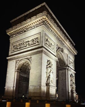 Debi Mazar Instagram - PARIS for 48 hours!🇫🇷💃🏻🕺🏻
Romantic getaway finally!
Thankyou to my wonderful hosts @ny18spm @randyflorke !!!
Flea Market,French Food,walking hand in hand,Dinner with new friends & old! Holiday lights ..magnifique!💃🏻🕺🏻🇫🇷💯❤️