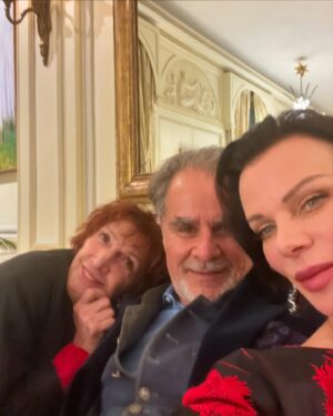 Debi Mazar Instagram - PARIS for 48 hours!🇫🇷💃🏻🕺🏻
Romantic getaway finally!
Thankyou to my wonderful hosts @ny18spm @randyflorke !!!
Flea Market,French Food,walking hand in hand,Dinner with new friends & old! Holiday lights ..magnifique!💃🏻🕺🏻🇫🇷💯❤️