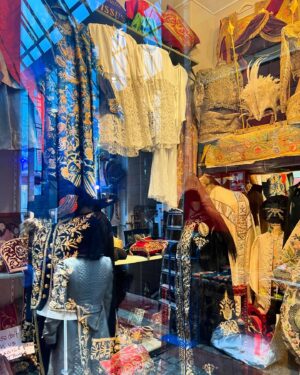 Debi Mazar Instagram - PARIS for 48 hours!🇫🇷💃🏻🕺🏻
Romantic getaway finally!
Thankyou to my wonderful hosts @ny18spm @randyflorke !!!
Flea Market,French Food,walking hand in hand,Dinner with new friends & old! Holiday lights ..magnifique!💃🏻🕺🏻🇫🇷💯❤️