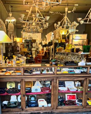 Debi Mazar Instagram - PARIS for 48 hours!🇫🇷💃🏻🕺🏻
Romantic getaway finally!
Thankyou to my wonderful hosts @ny18spm @randyflorke !!!
Flea Market,French Food,walking hand in hand,Dinner with new friends & old! Holiday lights ..magnifique!💃🏻🕺🏻🇫🇷💯❤️
