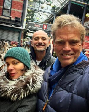 Debi Mazar Instagram - PARIS for 48 hours!🇫🇷💃🏻🕺🏻
Romantic getaway finally!
Thankyou to my wonderful hosts @ny18spm @randyflorke !!!
Flea Market,French Food,walking hand in hand,Dinner with new friends & old! Holiday lights ..magnifique!💃🏻🕺🏻🇫🇷💯❤️