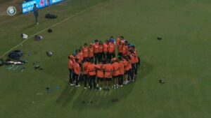 Deepti Sharma Instagram - Smiles and laughter all around! ☺️ 😁

Captain Harmanpreet Kaur hands over a special cap to Deepti Sharma as she sets to play her 1⃣0⃣0⃣th T20I. 👏 👏

#TeamIndia | #INDvENG | @idfcfirstbank