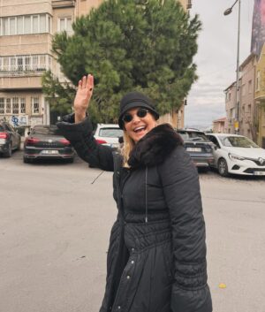 Derya Baykal Instagram - Aralık ayı benim içimde hep tatlı bir telaş uyandırır. Geçirdiğimiz koca bir yılı acısıyla tatlısıyla gözden geçirirken, gelecek yıldan beklentilerimiz, umutlarımız tatlı bir heyecan düşürür içime. Aralık ile Ocak arası bir gün, ama bir yandan da bir yıl :) Hem bir gün kadar çabuk hem de bir yıl kadar yoğun! 

2024'e veda ederken, bir haftayı daha geride bıraktık. Artık evlerde ve sokakta yeni yılı karşılama ruhu kendini iyice hissettirmeye başladı. Peki ruhlarımız hazır mı yeni bir yıla? 

Ben yenilikleri her zaman bir çocuk gibi umutla karşılıyorum. Bir önceki yıl öğrendiklerimi, tecrübe ettiklerimi heybeme koyup, gelsin yenilikler diyorum! ⭐️❤️🍀🥰

2025 yaklaşırken siz de böyle karışık duygular içinde misiniz? ❤️

#aralıkayı #yeniyıl #2025