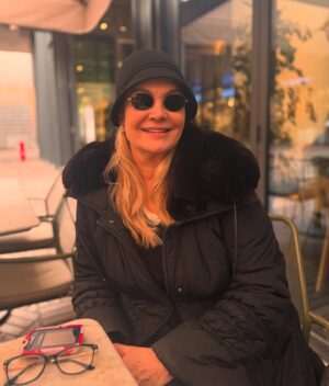 Derya Baykal Instagram - Aralık ayı benim içimde hep tatlı bir telaş uyandırır. Geçirdiğimiz koca bir yılı acısıyla tatlısıyla gözden geçirirken, gelecek yıldan beklentilerimiz, umutlarımız tatlı bir heyecan düşürür içime. Aralık ile Ocak arası bir gün, ama bir yandan da bir yıl :) Hem bir gün kadar çabuk hem de bir yıl kadar yoğun! 

2024'e veda ederken, bir haftayı daha geride bıraktık. Artık evlerde ve sokakta yeni yılı karşılama ruhu kendini iyice hissettirmeye başladı. Peki ruhlarımız hazır mı yeni bir yıla? 

Ben yenilikleri her zaman bir çocuk gibi umutla karşılıyorum. Bir önceki yıl öğrendiklerimi, tecrübe ettiklerimi heybeme koyup, gelsin yenilikler diyorum! ⭐️❤️🍀🥰

2025 yaklaşırken siz de böyle karışık duygular içinde misiniz? ❤️

#aralıkayı #yeniyıl #2025