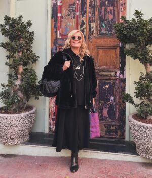 Derya Baykal Instagram - Aralık ayı benim içimde hep tatlı bir telaş uyandırır. Geçirdiğimiz koca bir yılı acısıyla tatlısıyla gözden geçirirken, gelecek yıldan beklentilerimiz, umutlarımız tatlı bir heyecan düşürür içime. Aralık ile Ocak arası bir gün, ama bir yandan da bir yıl :) Hem bir gün kadar çabuk hem de bir yıl kadar yoğun! 

2024'e veda ederken, bir haftayı daha geride bıraktık. Artık evlerde ve sokakta yeni yılı karşılama ruhu kendini iyice hissettirmeye başladı. Peki ruhlarımız hazır mı yeni bir yıla? 

Ben yenilikleri her zaman bir çocuk gibi umutla karşılıyorum. Bir önceki yıl öğrendiklerimi, tecrübe ettiklerimi heybeme koyup, gelsin yenilikler diyorum! ⭐️❤️🍀🥰

2025 yaklaşırken siz de böyle karışık duygular içinde misiniz? ❤️

#aralıkayı #yeniyıl #2025