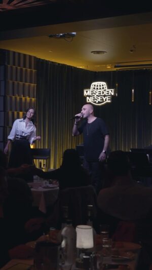 Derya Beşerler Instagram - Yine hikayelerle şarkıların buluştuğu harika bir akşam geçirdik. Bu defa misafirlerimizin enerjisi @touche_psm sınırlarını aştı🤩 Aralık ayında tekrar görüşmek üzere! #birhikayebirşarkı #meşedenneşeye