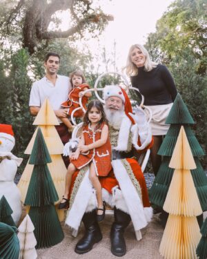 Devon Windsor Instagram - Full bellies, full hearts! Merry Christmas 🎄🎅🏼❤️🌟 and Happy Birthday @lisawindsor ✨✨✨