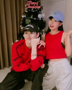 Dewi Chien Instagram - ❄️⛄️Merry Christmas…part2

再忙再崩潰⋯還是記得要一秒變漂亮的我們🤍

工作家庭都要兼顧的我們，堅持帶著孩子們享有儀式感，準備的過程也許很累？但回憶無價～～超級值得！！！！

#簡家三姊妹 X @hai.the.label 🖤

#三媽香香鍋 #我們的群組名 #沒什麼原因好笑亂取而已