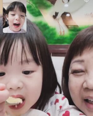 Dewi Chien Instagram - 關於🥭住院的那15天：

沒想到⋯這句「媽媽」會比剛學會
講話的第一句媽媽來的還要感動🥲

-

🥭因為發燒和拉肚子，去急診被診斷出是：「肺炎鏈球菌 急性腸胃炎」立馬就住院治療，第三天報告出來還有「黴漿菌」⋯某些因素我們也立馬轉院到台大兒童醫院。

當天晚上睡前一吃完退燒藥，可怕的事就發生⋯🥭開始眼睛上吊、手腳用力、全身扭曲，就這樣斷斷續續一個多小時，直到打一支鎮定劑才很快的舒緩下來。是怎麼了⋯我們當下真的不知道⋯除了陪伴也無能為力，醫生護理師們也都覺得這個狀況算特殊⋯還需要再觀察才能夠判斷。

隔天晚上一樣是睡前，🥭又發作⋯也更嚴重⋯在沒發燒的狀況下眼睛上吊，這次幾乎不間斷的連續六小時！過程他有意識，偶爾可以對話，但眼睛就是無法控制的上吊。中間打了鎮定劑、舒眠劑、神經劑，都壓不下來⋯最後再打第二支舒眠劑才終於舒緩下來，當下慌到什麼都試了⋯

隔天診斷是黴漿菌藥物引起的「錐體外症候群」，文獻上只有一例⋯科學的說法🥭也就是那個第二例⋯當天我們同步也換不同成份的藥吃，終於就沒有再大發作了！燒到第十天也終於沒有再燒！以為事情邁向收尾了⋯結果，睡一覺起來突然變不會說話？上半身無力無法自己坐著⋯更不用說能自己走路了⋯

因為怕這樣是病毒有感染到腦部，所以小小的身體還做了「腰椎穿刺 核磁共振」，最後⋯確認引發「小腦炎」。雖然痊癒需要時間，快的話兩三週、慢的話幾個月到半年都有可能，但至少不需要藥物治療！終於可以出院了！這15天的一切對我們來說真的太折磨⋯🥭小小的身體也真的太辛苦，太心疼了❤️‍🩹

感謝這段時間所有幫助我們的家人和朋友們，感謝你們的力量與陪伴，我們才能順利的渡過！🥭回家後有很努力的練習說話、練習走路，一切都有在往更好的路上走喔～這樣就好了⋯很棒了💪🏻

最後感謝台大兒童醫院強大的感染科、神經科醫療團隊們和最貼心、耐心的住院醫師和護理師們，還好有你們🙏🏻