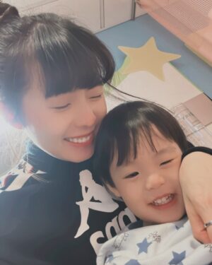 Dewi Chien Instagram - 關於🥭住院的那15天：

沒想到⋯這句「媽媽」會比剛學會
講話的第一句媽媽來的還要感動🥲

-

🥭因為發燒和拉肚子，去急診被診斷出是：「肺炎鏈球菌 急性腸胃炎」立馬就住院治療，第三天報告出來還有「黴漿菌」⋯某些因素我們也立馬轉院到台大兒童醫院。

當天晚上睡前一吃完退燒藥，可怕的事就發生⋯🥭開始眼睛上吊、手腳用力、全身扭曲，就這樣斷斷續續一個多小時，直到打一支鎮定劑才很快的舒緩下來。是怎麼了⋯我們當下真的不知道⋯除了陪伴也無能為力，醫生護理師們也都覺得這個狀況算特殊⋯還需要再觀察才能夠判斷。

隔天晚上一樣是睡前，🥭又發作⋯也更嚴重⋯在沒發燒的狀況下眼睛上吊，這次幾乎不間斷的連續六小時！過程他有意識，偶爾可以對話，但眼睛就是無法控制的上吊。中間打了鎮定劑、舒眠劑、神經劑，都壓不下來⋯最後再打第二支舒眠劑才終於舒緩下來，當下慌到什麼都試了⋯

隔天診斷是黴漿菌藥物引起的「錐體外症候群」，文獻上只有一例⋯科學的說法🥭也就是那個第二例⋯當天我們同步也換不同成份的藥吃，終於就沒有再大發作了！燒到第十天也終於沒有再燒！以為事情邁向收尾了⋯結果，睡一覺起來突然變不會說話？上半身無力無法自己坐著⋯更不用說能自己走路了⋯

因為怕這樣是病毒有感染到腦部，所以小小的身體還做了「腰椎穿刺 核磁共振」，最後⋯確認引發「小腦炎」。雖然痊癒需要時間，快的話兩三週、慢的話幾個月到半年都有可能，但至少不需要藥物治療！終於可以出院了！這15天的一切對我們來說真的太折磨⋯🥭小小的身體也真的太辛苦，太心疼了❤️‍🩹

感謝這段時間所有幫助我們的家人和朋友們，感謝你們的力量與陪伴，我們才能順利的渡過！🥭回家後有很努力的練習說話、練習走路，一切都有在往更好的路上走喔～這樣就好了⋯很棒了💪🏻

最後感謝台大兒童醫院強大的感染科、神經科醫療團隊們和最貼心、耐心的住院醫師和護理師們，還好有你們🙏🏻