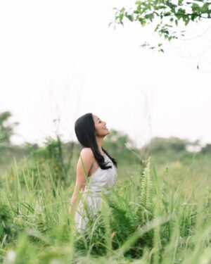 Dewi Lestari Instagram - 49 tahun hidup. 
Bekerja serta berkarya sejak 17 tahun, belum bosan, bahkan makin suka kerja dan makin terpacu untuk berkarya. 

Tahun ini, selain hari lahir, saya pun merayakan tahun berkarya terpadat.
1 album musik. 3 manuskrip—dua di antaranya akan terbit tahun ini. 5 proyek adaptasi yang prosesnya akan butuh tahunan, tetapi sebagian besar dimulai tahun ini. 

Untuk itu, mohon maklum jika saya akan lebih banyak berdiam di “gua”, meski kehidupan dan kebutuhan pasti tetap menyeret saya keluar sesekali. 

Terima kasih untuk doa dan ucapan baik kawan-kawan semua. Mohon maaf jika ada yang luput terbalas. Doakan agar saya sehat lahir batin, waras dan waskita agar jernih mendengar bisikan inspirasi. Karena, meski banyak cara untuk kita jumpa, cara favorit saya adalah berjumpa di karya. 

Mari kita bikin janji pada hari ini, untuk jumpa dalam karya saya berikutnya. 

📷 @herrysntosa