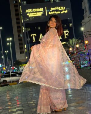 Dhamnashree Kadgaonkar Instagram - Leheraying Sari in Abu Dhabi …

Thank u @dhanwinrestaurant for inviting me..
It was lovely being there .. 

Beautiful Sari and blouse by @sgcreation_pune 
Jewellery @jizajewellerystudio 
Captured by @sjlivedubai_sagarjadhav 

#dhanashrikadgaonkar #abudhabi #eventlife #event #sariinabudhabi