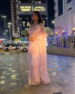Dhamnashree Kadgaonkar Instagram - Leheraying Sari in Abu Dhabi …

Thank u @dhanwinrestaurant for inviting me..
It was lovely being there .. 

Beautiful Sari and blouse by @sgcreation_pune 
Jewellery @jizajewellerystudio 
Captured by @sjlivedubai_sagarjadhav 

#dhanashrikadgaonkar #abudhabi #eventlife #event #sariinabudhabi