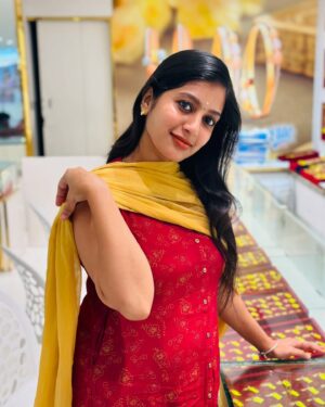 Dhanalakshmi Saminathan Instagram - Soul full of Sunshine ✨💕

#instagood #december #trend #love #tamil #instagram #newsanchor #dhanasaminathan