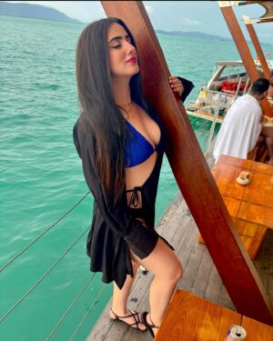 Diana Khan Instagram - To live life from one high to another ❤️‍🔥🥂