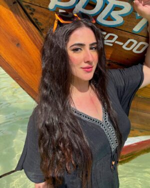 Diana Khan Instagram - 🌸🌊☀️