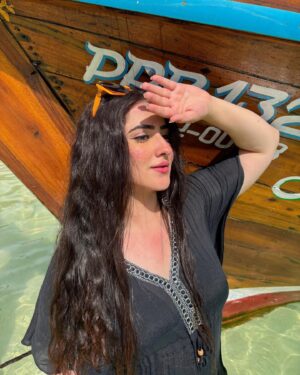 Diana Khan Instagram - 🌸🌊☀️