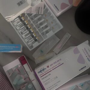 Diana Nicolau Instagram - Não sabia se havia de falar sobre isto aqui, por ser tão pessoal, e deixei isto em águas de bacalhau uns meses. 

Quem por aqui anda sabe que a minha conta não é uma montra bonitinha com fotos retocadas ou histórias floreadas, nem postais turísticos (ou pelo menos os meus vêm com notas no verso para quem gosta de virar o postal 😏). 

É pelas partilhas que faço - sejam de trabalhos, de viagens, ou de histórias que me acontecem e de gente com quem me cruzo - que percebo a importância e o alcance das redes sociais. As histórias chegam longe e têm impacto em quem as lê. À conta de ser uma amante das solo trip, muita gente me diz que se sentiu inspirada e se lançou sozinha pela primeira vez, e que muitas dessas viagens lhes mudaram a vida. 

A maior parte são mulheres, porque representam 70% de quem está desse lado do ecrã🫵🏻. E mulheres dos 25 aos 34, segundo me dizem as minhas estatísticas. 

E é para elas que eu quero falar neste post, que vou intitular assim:

O QUE EU GOSTAVA QUE ME TIVESSEM DITO AOS 25:

👉🏻(continua nas imagens)

🫶🏼