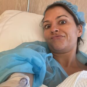 Diana Nicolau Instagram - Não sabia se havia de falar sobre isto aqui, por ser tão pessoal, e deixei isto em águas de bacalhau uns meses. 

Quem por aqui anda sabe que a minha conta não é uma montra bonitinha com fotos retocadas ou histórias floreadas, nem postais turísticos (ou pelo menos os meus vêm com notas no verso para quem gosta de virar o postal 😏). 

É pelas partilhas que faço - sejam de trabalhos, de viagens, ou de histórias que me acontecem e de gente com quem me cruzo - que percebo a importância e o alcance das redes sociais. As histórias chegam longe e têm impacto em quem as lê. À conta de ser uma amante das solo trip, muita gente me diz que se sentiu inspirada e se lançou sozinha pela primeira vez, e que muitas dessas viagens lhes mudaram a vida. 

A maior parte são mulheres, porque representam 70% de quem está desse lado do ecrã🫵🏻. E mulheres dos 25 aos 34, segundo me dizem as minhas estatísticas. 

E é para elas que eu quero falar neste post, que vou intitular assim:

O QUE EU GOSTAVA QUE ME TIVESSEM DITO AOS 25:

👉🏻(continua nas imagens)

🫶🏼