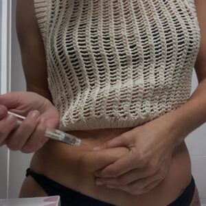 Diana Nicolau Instagram - Não sabia se havia de falar sobre isto aqui, por ser tão pessoal, e deixei isto em águas de bacalhau uns meses. 

Quem por aqui anda sabe que a minha conta não é uma montra bonitinha com fotos retocadas ou histórias floreadas, nem postais turísticos (ou pelo menos os meus vêm com notas no verso para quem gosta de virar o postal 😏). 

É pelas partilhas que faço - sejam de trabalhos, de viagens, ou de histórias que me acontecem e de gente com quem me cruzo - que percebo a importância e o alcance das redes sociais. As histórias chegam longe e têm impacto em quem as lê. À conta de ser uma amante das solo trip, muita gente me diz que se sentiu inspirada e se lançou sozinha pela primeira vez, e que muitas dessas viagens lhes mudaram a vida. 

A maior parte são mulheres, porque representam 70% de quem está desse lado do ecrã🫵🏻. E mulheres dos 25 aos 34, segundo me dizem as minhas estatísticas. 

E é para elas que eu quero falar neste post, que vou intitular assim:

O QUE EU GOSTAVA QUE ME TIVESSEM DITO AOS 25:

👉🏻(continua nas imagens)

🫶🏼