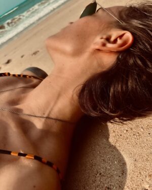 Didem Soydan Instagram - Kurt kıştan sıkıldı,ayaz falan uğraşmak istemedi,tropik bi adaya geldi 🏝️
