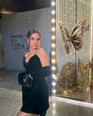 Dilara Kurtulmuş Instagram - Çok güzel bir gecenin sonu💛✨🫶🏼 #pantenealtınkelebek 

Bu geceki elbisem✨ @urbanmuse_ 

#reklam
