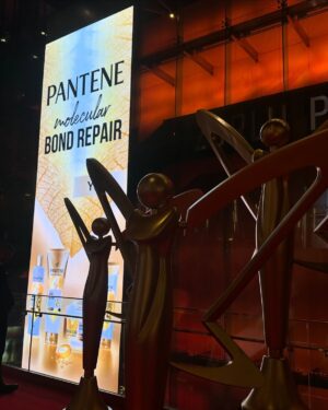 Dilara Kurtulmuş Instagram - Çok güzel bir gecenin sonu💛✨🫶🏼 #pantenealtınkelebek 

Bu geceki elbisem✨ @urbanmuse_ 

#reklam