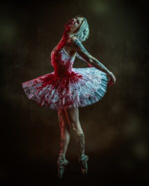 Dionne Slagter Instagram - Ik ben teruggekeerd als de volwassen versie van Abigail, de prima vampieren ballerina 🩰🩸 Mijn ballet skills en spitzen, ooit het trots bezit van mijn 11-jarige ik, kwamen perfect van pas voor deze griezelige Halloween shoot. HAPPY HALLOWEEN🎃🩸👻

Foto’s door @bymarije