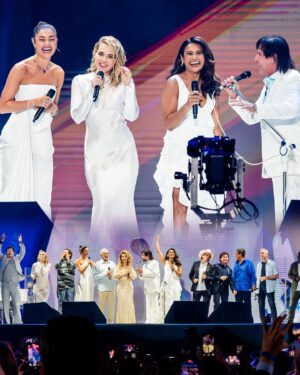Dira Paes Instagram - Muitas, imensas, infinitas emoções nesse #EspecialRobertoCarlos #RC50! Foi uma noite pra ficar eternizada em minha memória. Que bom que vocês vão poder acompanhar tudo isso HOJE, depois da novela, na @tvglobo. São 50 anos de carreira desse artista fenomenal que é @robertocarlosoficial... E todas e todos estamos convidados nessa celebração. 🤍🤍🤍