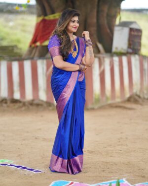 Divya Bharathi Vetrivel Instagram - இனிய தைத்திருநாள் நல்வாழ்த்துக்கள்🙏
பொற்கரம் கொண்டு கருமுகில் விலக்கி புன்னகைக்கும் ஆதவனே நெற்கதிர் அறுத்து நிறைவாக பொங்கலிட்டு நினக்குப் படைத்தோம், பூரித்தோம் காணாய்

Saree @lakshmiboutique2021 ❤️
📸 @p2click.in 🙌

#nivashinidivya #nivashini_ma #frankapannuvom #instagood #sareelovers #lakshmiboutique #pongalcelebration