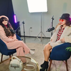 Dolly Shaheen Instagram - زي القمر حبيبة قلبي ... فخورة فيكي كتير.... اوي بودكاست اعمله مع بنتي الاحلى من القمر... يقبرني قلبك وجمالك وثقافتك وادبك وطيبتك وكل شي فيكي.... بحبك مووووووووووت
 to the moon and back I love u bb @_nrxshyn