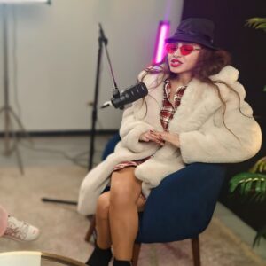 Dolly Shaheen Instagram - زي القمر حبيبة قلبي ... فخورة فيكي كتير.... اوي بودكاست اعمله مع بنتي الاحلى من القمر... يقبرني قلبك وجمالك وثقافتك وادبك وطيبتك وكل شي فيكي.... بحبك مووووووووووت
 to the moon and back I love u bb @_nrxshyn