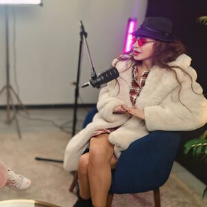 Dolly Shaheen Instagram - زي القمر حبيبة قلبي ... فخورة فيكي كتير.... اوي بودكاست اعمله مع بنتي الاحلى من القمر... يقبرني قلبك وجمالك وثقافتك وادبك وطيبتك وكل شي فيكي.... بحبك مووووووووووت
 to the moon and back I love u bb @_nrxshyn
