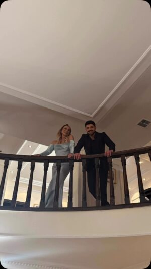 Dolunay Soysert Instagram - Veda etmeyi sevmiyorum,sevdiğim hiç bir şeyden kolay ayrılamam ben o yüzden Cumartesiden beri bekliyorum…Söyleyecek çok sözüm ve bunu yazmama engel boğazımda koca bir hıçkırığım var.Böyle durumlarda en güzeli susmak.Hepinizi çok sevdim…Oğlumu,evlatlarımı,partnerimi,ailemi,
Yabani’ye dair olmayı,karavanımı,Neslihan olmayı,doktorluğu,evimizi,seyircimizi,tüm ekibimi…veda yerine benimle yaşayacaksınız demek istiyorum,bu daha iyi gelecek bana,sevgiyle kalın❤️