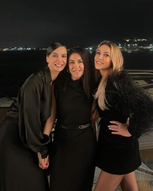 Dolunay Soysert Instagram - Yılın kadınlarını alkışladık hep beraber💫#harpersbazaarwomenoftheyear2024  @harpersbazaarturkiye Styling;@rutkayozis Kostüm;@zuleyhakuru  Bu arada ne Otriş severmişim ben meğer,bayılarak taşıdım🤍 #davet