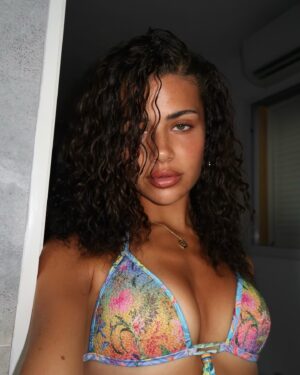 Dominique Alagia Instagram - 🌺finding my inner peace everytime im here
i want to have these curls nonstop now
 (celkem narcis post ja vim)