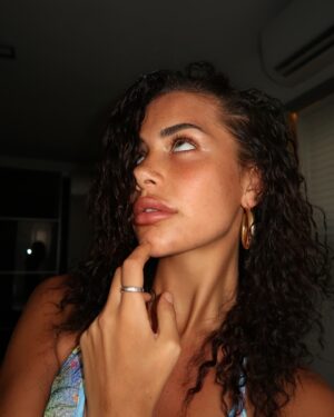 Dominique Alagia Instagram - 🌺finding my inner peace everytime im here
i want to have these curls nonstop now
 (celkem narcis post ja vim)