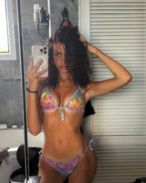 Dominique Alagia Instagram - 🌺finding my inner peace everytime im here
i want to have these curls nonstop now
 (celkem narcis post ja vim)