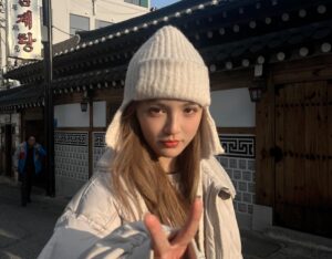 Dora Hsieh Instagram - 12月碎片
今年的12月對我來說像個感謝月
被許多人療癒與包容、接住
有很多想說的話，卻又覺得無需說太多
所以就還是那句老話，謝謝你們、謝謝一切🤍
跨年見，新的一年願大家都平安、健康、快樂
