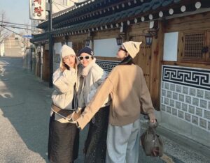 Dora Hsieh Instagram - 12月碎片
今年的12月對我來說像個感謝月
被許多人療癒與包容、接住
有很多想說的話，卻又覺得無需說太多
所以就還是那句老話，謝謝你們、謝謝一切🤍
跨年見，新的一年願大家都平安、健康、快樂