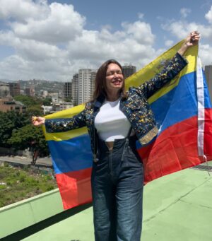 Dora Mazzone Instagram - Siempre serás mi refugio…❤️

Cuando tengo dudas, cuando pierdo el foco, cuando necesito “resetearme”.. siempre busco tus brazos y tu amor infinito.
Le doy gracias a Dios por tenerte llena de vida y lúcida. Nadie como tú para decirme: hija cuidado con esto, no hagas aquello.. continúa con esto… y es que nunca dejamos de crecer cuando estamos con ellos verdad? Son nuestra guía, luz y fortaleza…
❤️
Amo orar con mi mamá, amo escuchar sus consejos.. cuando la veo a los ojos, llego a su alma y una PAZ profunda me invade..
Su sonrisa y risa me dan seguridad y me liberan de ansiedad. Su amor puro me centra, me vuelve a enfocar.
❤️
Lo que sí tengo clarísimo es que amo mi país y quiero seguir aquí haciendo lo de siempre.
🇻🇪
Gracias mamá.. te amo ❤️

#doramazzone