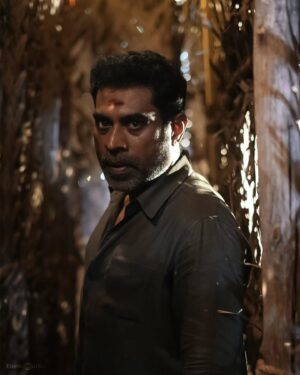 Dushara Vijayan Instagram - Have guesses on what @veeradheerasooranmovie has for you🤔 ? Catch a glimpse and enter into the world of @the_real_chiyaan's 's new action thriller 📹  #VeeraDheeraSooran

An #SUArunkumar Picture 🎬
A @gvprakash  Musical 🎼
Produced by HR Pictures , @riyashibu_

@iam__sjsuryah @surajvenjaramoodu  @dushara_vijayan @thenieswar_dop @editor_prasannagk #CSBalachandar @phoenix_prabu_action_director @winoath @tuneyjohn @kavitha_j1
@veeradheerasooranmovie  @5starsenthil @thameensshibu @thinkmusicofficial @vinhariharan @hridhuharoon @mumthaz_shibu @zachariahrony @pharsfilm @theofficialb4u @ivyentertainmentofficial @pratheeshsekhar @shkarthi @nareshdudaniofficial @mediaaltair @solamedia_starz @rubesh_24 @proyuvraaj