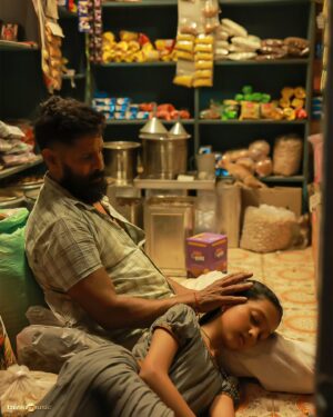 Dushara Vijayan Instagram - Have guesses on what @veeradheerasooranmovie has for you🤔 ? Catch a glimpse and enter into the world of @the_real_chiyaan's 's new action thriller 📹  #VeeraDheeraSooran

An #SUArunkumar Picture 🎬
A @gvprakash  Musical 🎼
Produced by HR Pictures , @riyashibu_

@iam__sjsuryah @surajvenjaramoodu  @dushara_vijayan @thenieswar_dop @editor_prasannagk #CSBalachandar @phoenix_prabu_action_director @winoath @tuneyjohn @kavitha_j1
@veeradheerasooranmovie  @5starsenthil @thameensshibu @thinkmusicofficial @vinhariharan @hridhuharoon @mumthaz_shibu @zachariahrony @pharsfilm @theofficialb4u @ivyentertainmentofficial @pratheeshsekhar @shkarthi @nareshdudaniofficial @mediaaltair @solamedia_starz @rubesh_24 @proyuvraaj