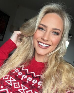 Ebanie Bridges Instagram - Felt cute so thought I’d share it to my wall too 😅☺️ merry Christmas 🎄 and Happy Boxing Day 🥊🥊