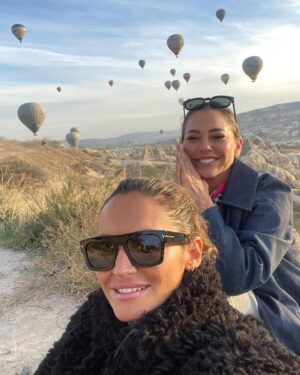 Ece Uslu Instagram - Sabah set bitti güne aynen devam ettik 🎈🎈🎈
@banukuruoglu @banukuruoglumanagement