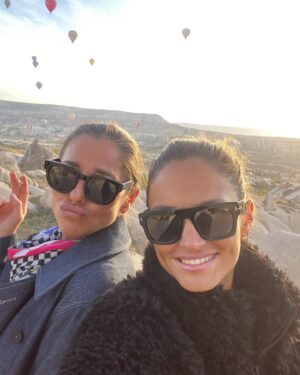 Ece Uslu Instagram - Sabah set bitti güne aynen devam ettik 🎈🎈🎈
@banukuruoglu @banukuruoglumanagement