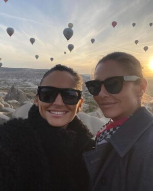 Ece Uslu Instagram - Sabah set bitti güne aynen devam ettik 🎈🎈🎈
@banukuruoglu @banukuruoglumanagement